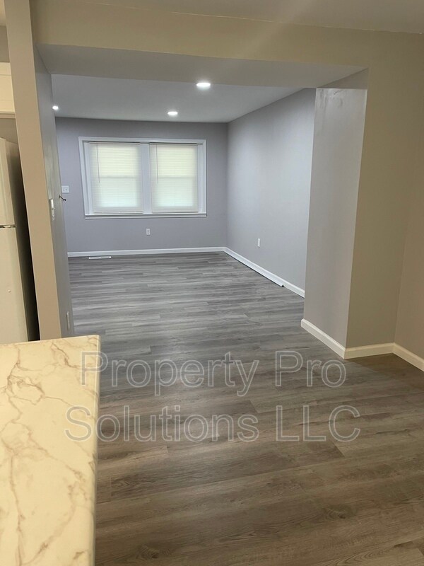 Building Photo - 716 Mansfield Rd