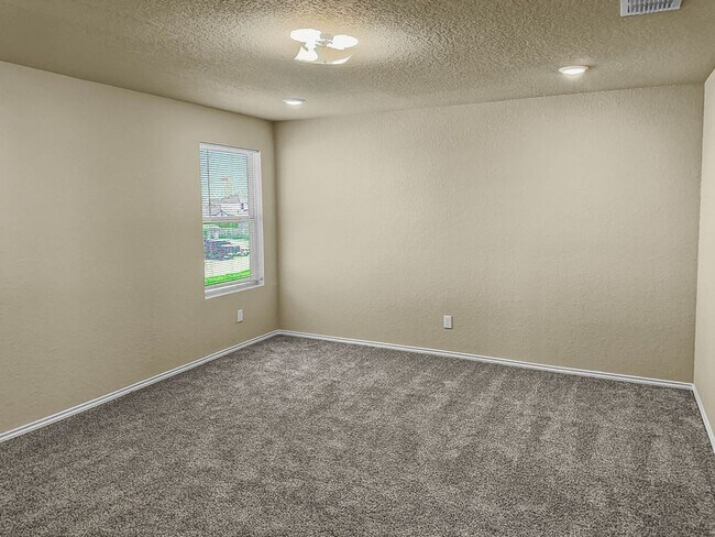 Building Photo - Stunning Two-story home