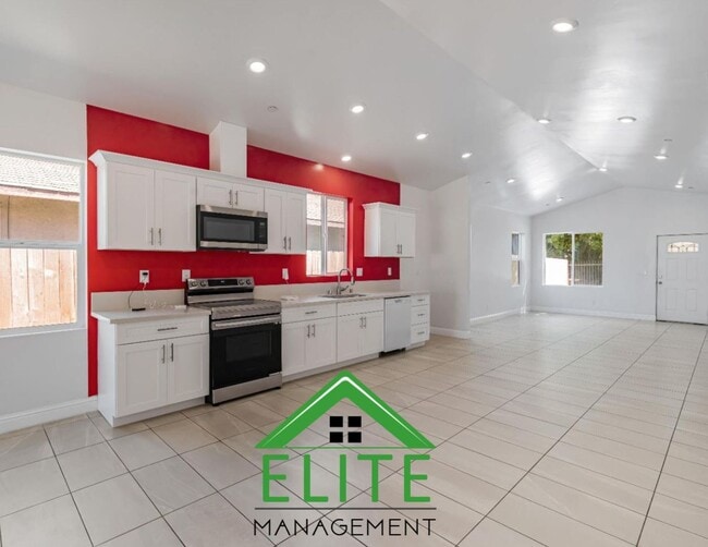 Building Photo - Charming 3-Bedroom, 2-Bath Home in Prime S...