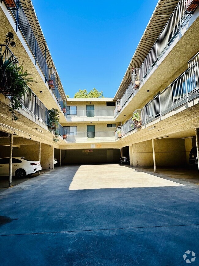 Building Photo - 6545 Hazeltine Ave. Van Nuys, CA.