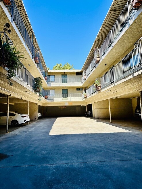 Building Photo - 6545 Hazeltine Ave. Van Nuys, CA. 91401