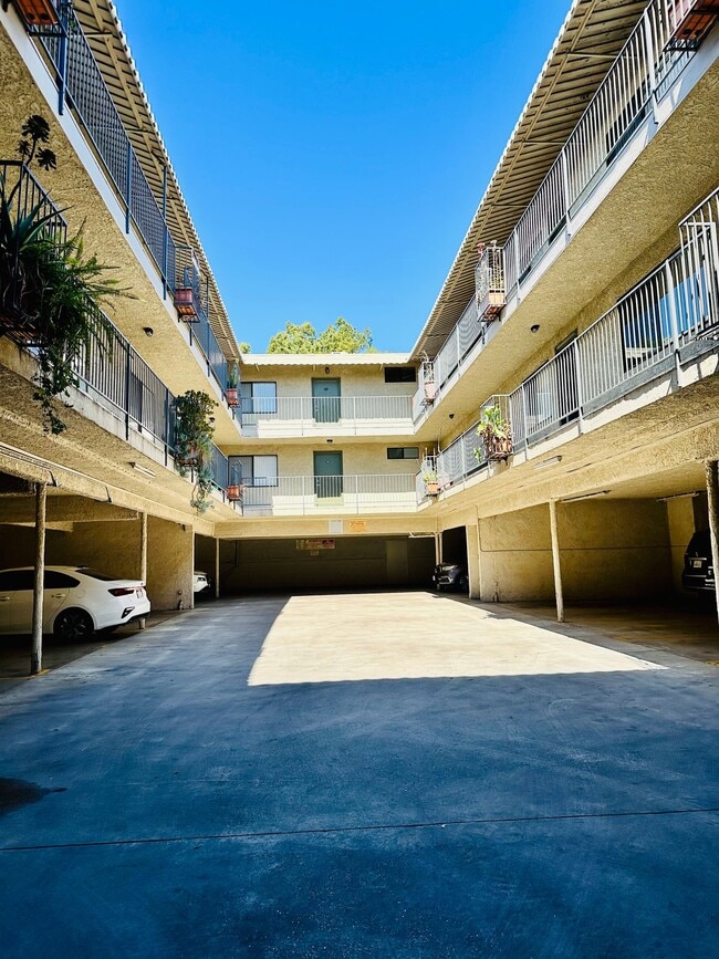 Building Photo - 6545 Hazeltine Ave. Van Nuys, CA. 91401