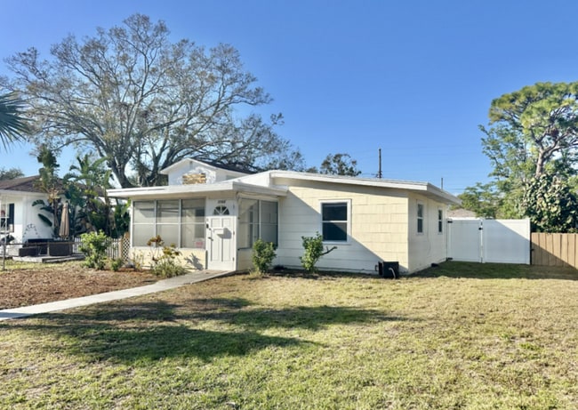 Building Photo - 5566 Kelly Dr N