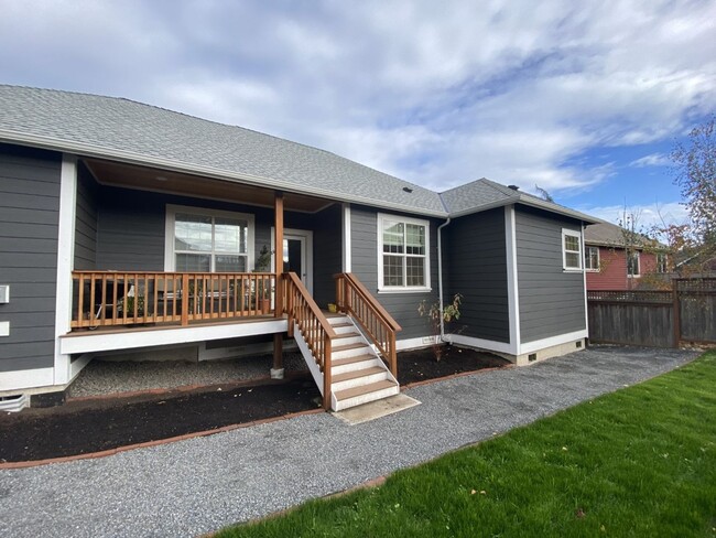 Building Photo - 4 Bedroom Home Close to Town