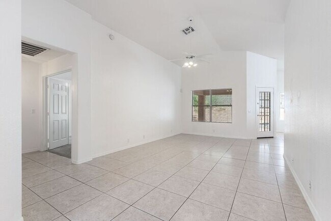 Foto del edificio - Enjoy an open floor plan with all appliances!