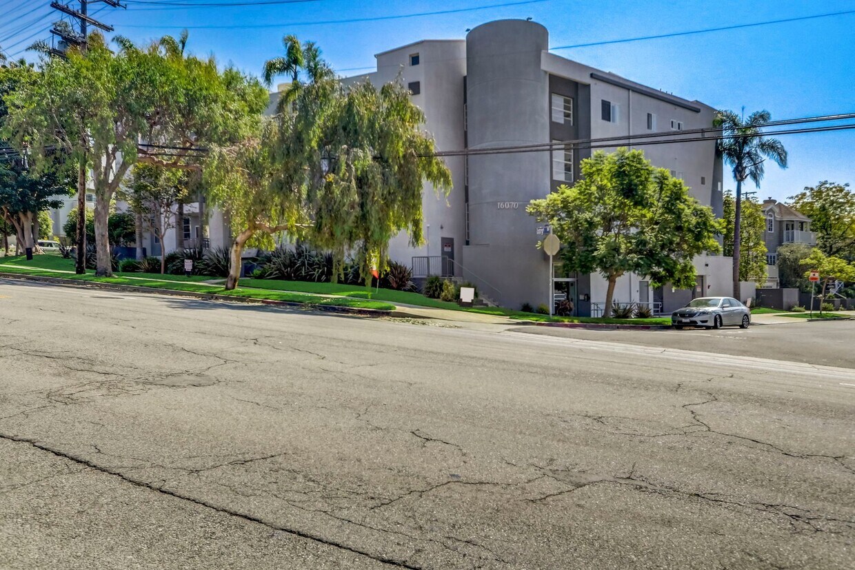 Building Photo - 16070 Sunset Blvd
