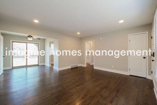 Building Photo - Gorgeous Pet-Friendly Home in Overland Park