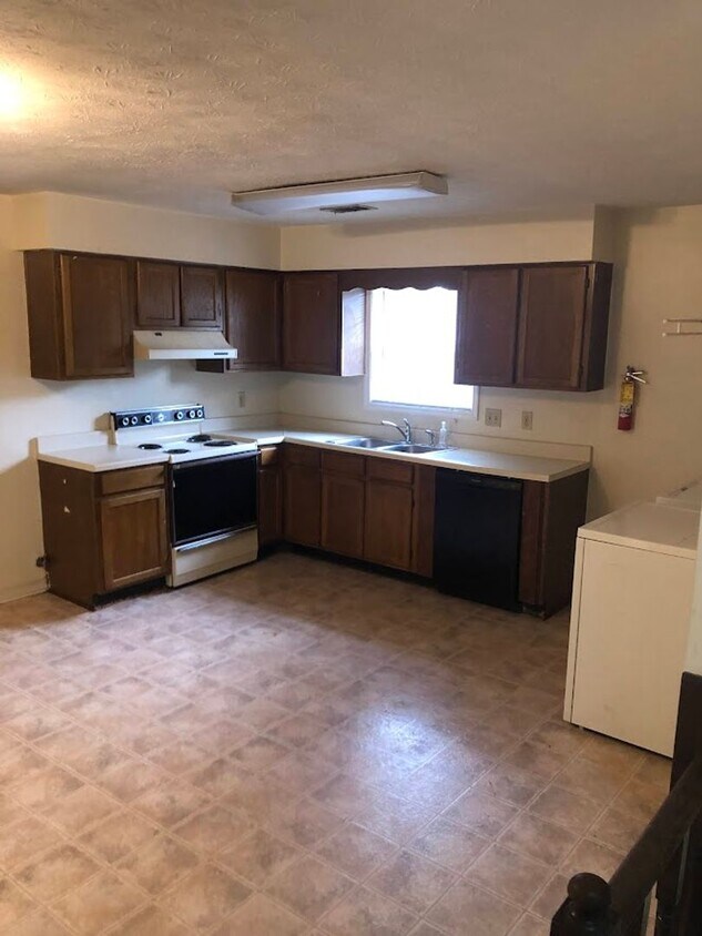 Building Photo - 2Bed/1Bath Townhome Available October 15th!