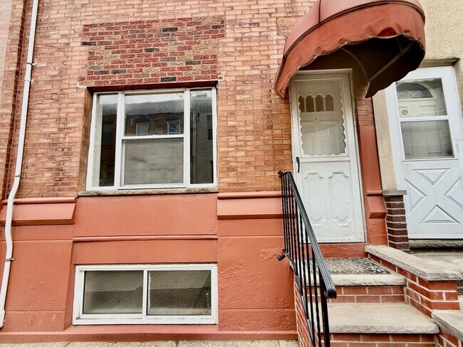 Foto del edificio - Spacious 3 BR / 1 BA HOUSE in Great South Philly location w/ Hardwood Flooring-Nice Kitchen-Washe...