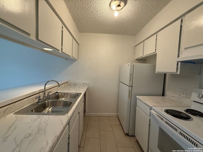 Foto del edificio - 223 Sprucewood Ln
