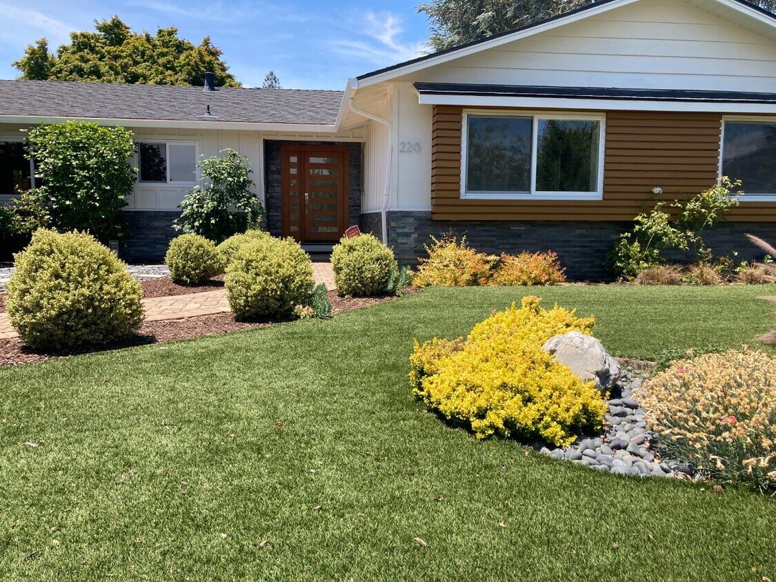 Primary Photo - 220 Valencia Dr
