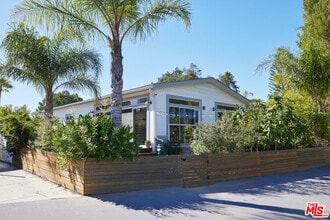 Building Photo - 102 Pawnee