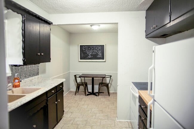 Building Photo - 903 S 6th