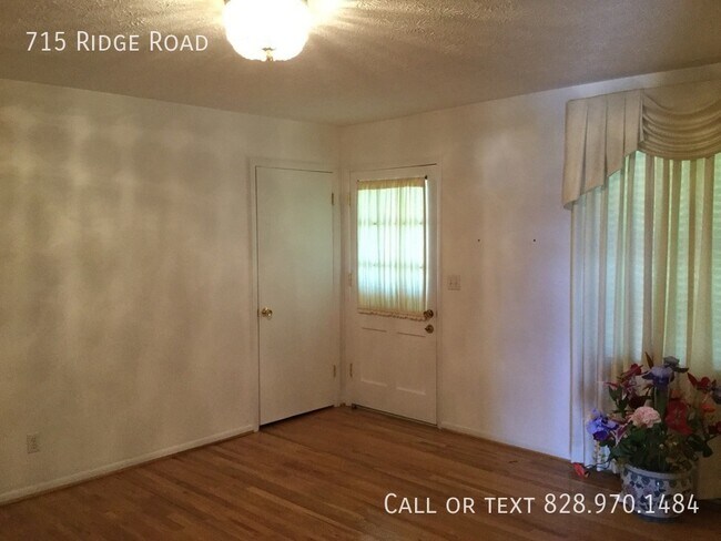 Foto del edificio - 715 Ridge Rd