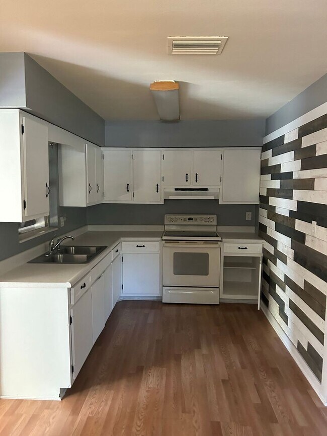 Foto del edificio - Three bedroom one bath - Bartow