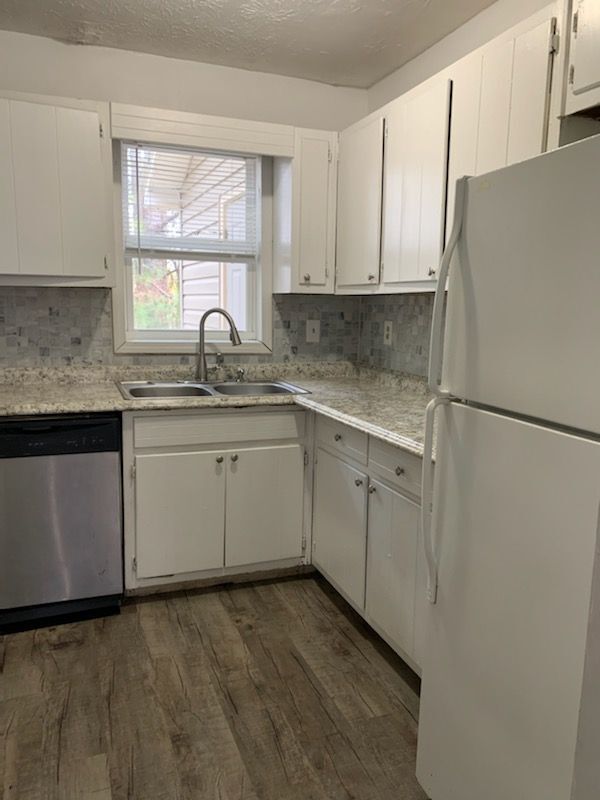 Building Photo - 4121 Oakwood Village Drive - B