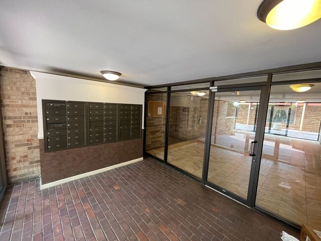 Building Photo - 744 W Gordon Terrace