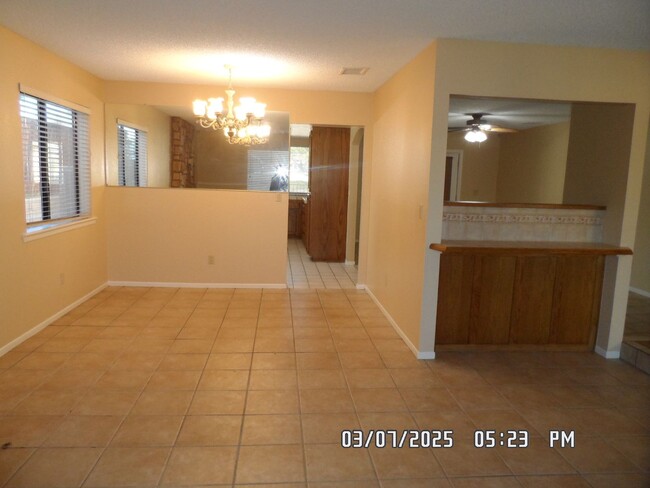 Building Photo - 3 bedrooms, 1.75 bathrooms, on Victorville...