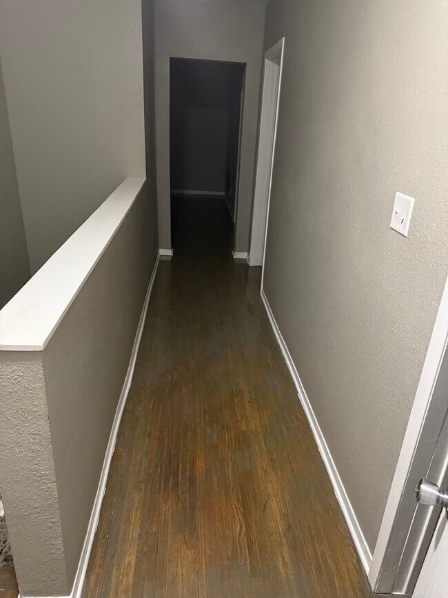 Pasillo - 802 N Duluth Ave