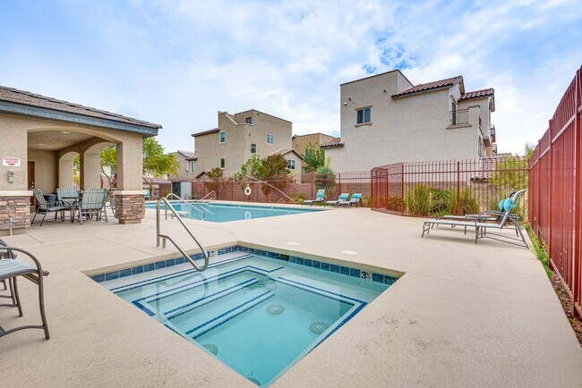 Foto del edificio - Located in a gated community with a pool a...