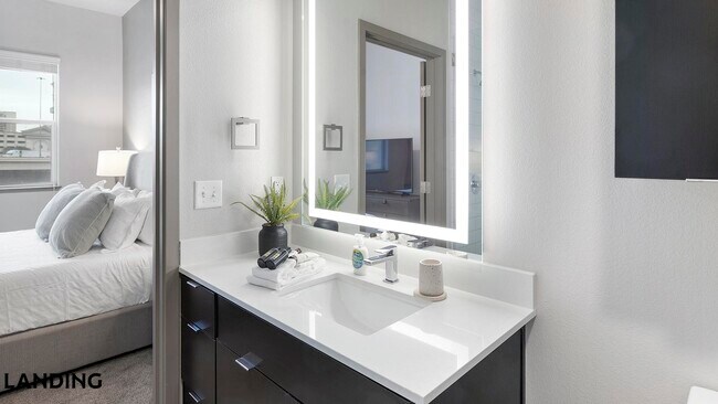 Foto del edificio - 3150 W Twain Ave