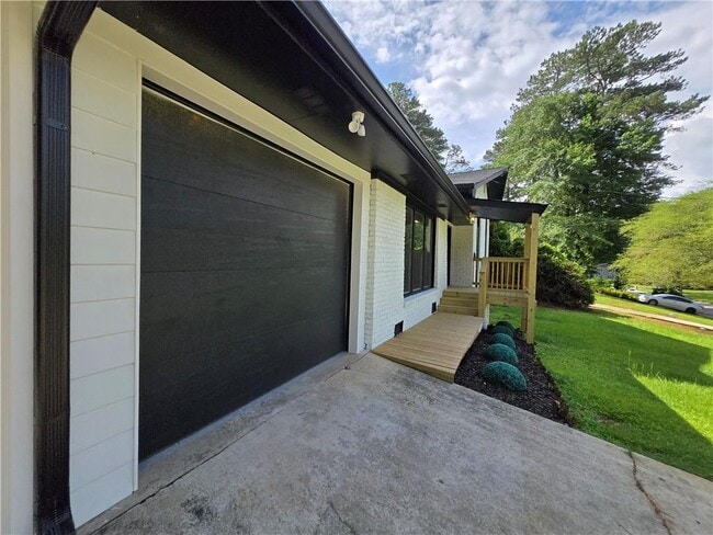Building Photo - 2400 Glenrock Dr
