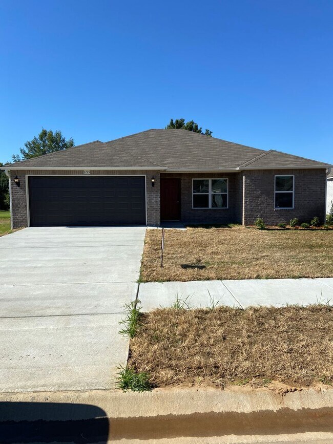 Building Photo - Pre-Leasing Now | Spacious 3 Bedroom, 2 Bathroom Home in Conrad Court