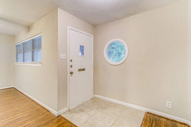 Foto del edificio - Ready for New Tenants- Large 3 bed, 2 bath...