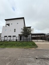 Building Photo - 202 N York St