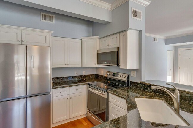 Foto del edificio - Spacious 2BR/2BA End Unit Condo in Desirab...