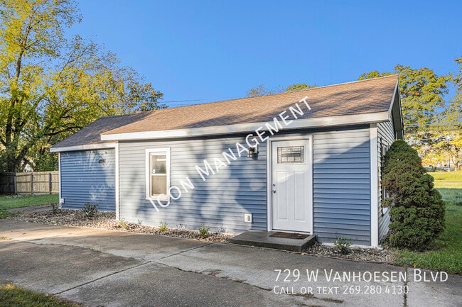 Building Photo - 729 W Van Hoesen Blvd