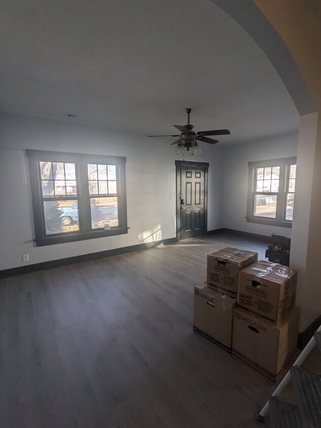 Primary Photo - 213 W 10th Ave