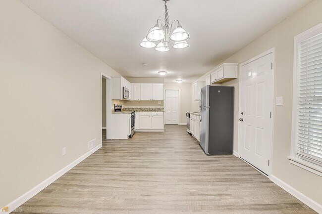 Foto del edificio - 8145 Connally Dr