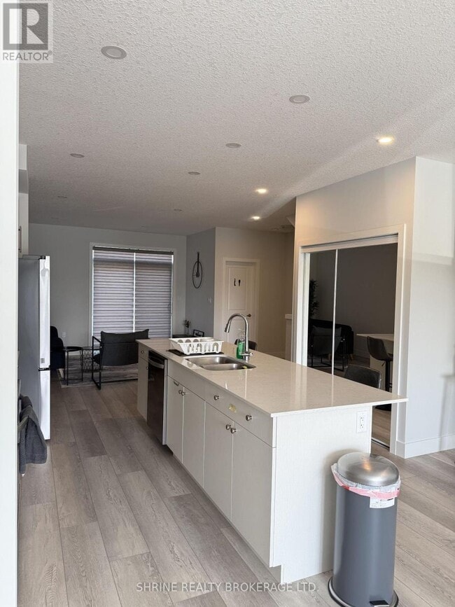 Building Photo - 925 Deveron Crescent