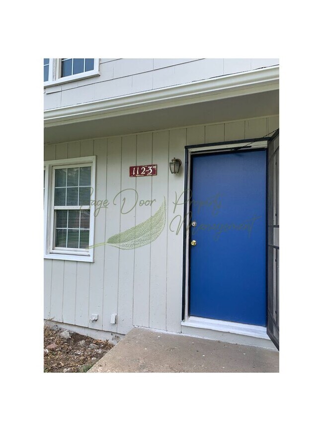 Building Photo - FRESH PAINT THROUGHOUT!!!