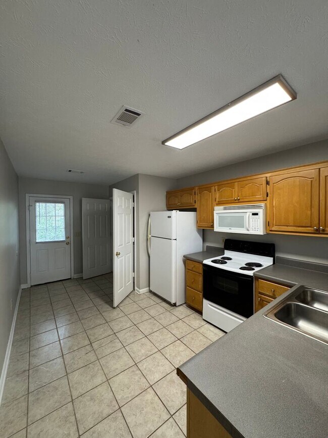 Foto del edificio - Newly Renovated Longview Court Available Now!