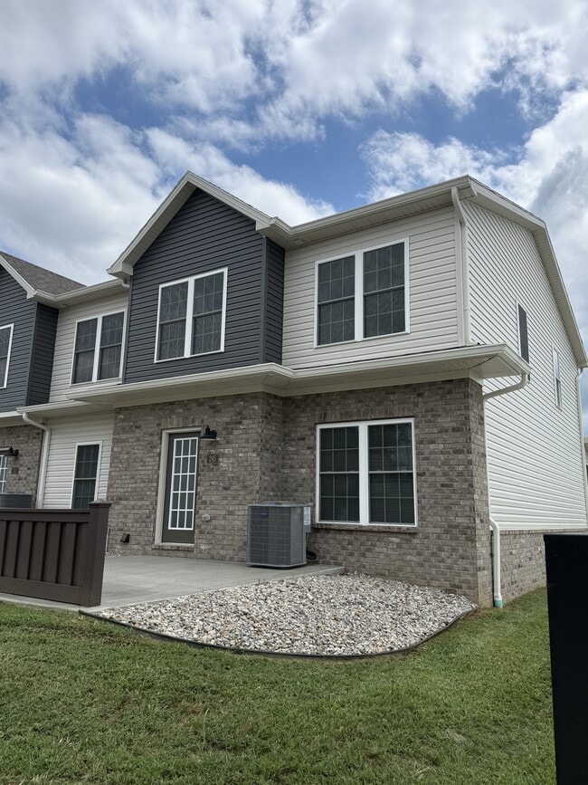 Building Photo - 245 Pinehurst Dr