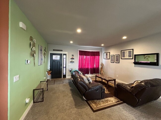 Building Photo - Enjoy space & countryside with this 3 bed ...