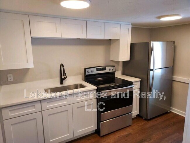 Building Photo - 906 1/2 Vistabula Street