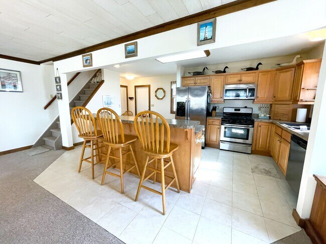 Foto del edificio - 5 Bed 2 Bath Annual Rental