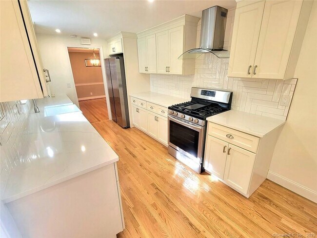 Building Photo - 7 Greensview Dr