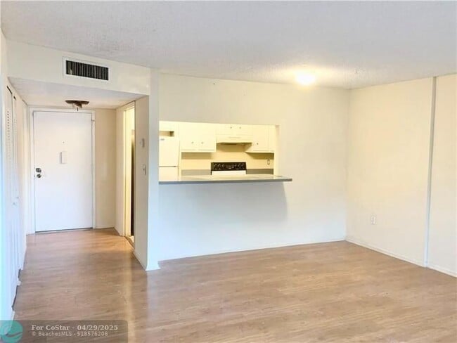Building Photo - 4174 Inverrary Dr