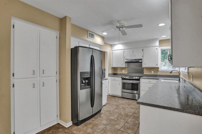 Foto del edificio - 1011 Mcdale Ln