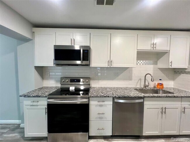 Foto del edificio - 48677 Sugarbush Rd