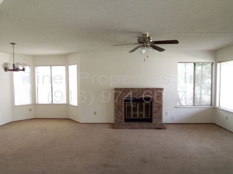 Building Photo - Spacious Two Story Home in Charming Neighb...