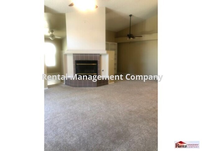 Building Photo - Great Home, beach entry pool, quiet neighborhood
