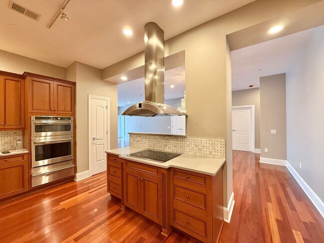 Foto del edificio - Luxurious Downtown Raleigh Condo with High...