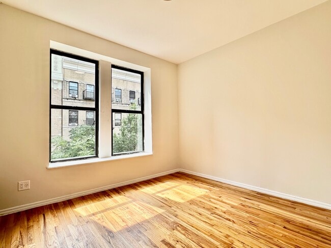 Building Photo - 209 W 108th St