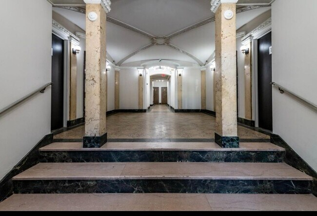 Foto del edificio - 5616-42 Pershing Ave