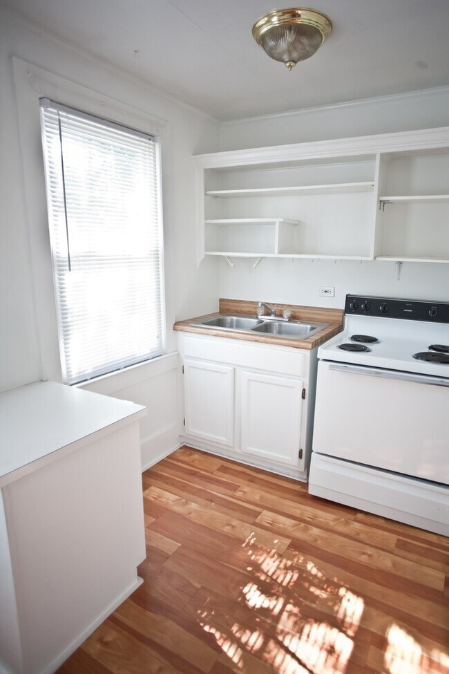 Foto del edificio - Adorable studio apartment, walk to UNC and downtown! Utilities included!